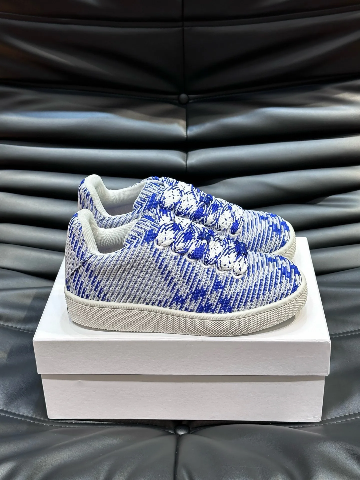 Factory price: 458💰Burberry Box series👫 Thick-soled casual sports shoes for couples, cool sneakers and bread shoes, purchased and developed from the original version, the top version of Box series sports shoes, made of original plaid/knitted fabric, embellished with EKD embossing. Made of mesh lining, the laces are decorated with metal coils, the rubber sole is decorated with the Burberry letter logo, and the original molded 3.5CM two-color T men's shoe 💰U outsole! Code number: 35-45 (35-45 customized)